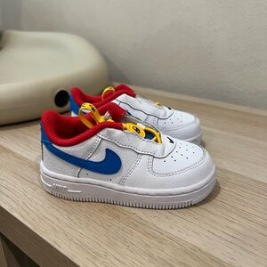 Nike White and Blue Sneakers Classic Low-Top Design